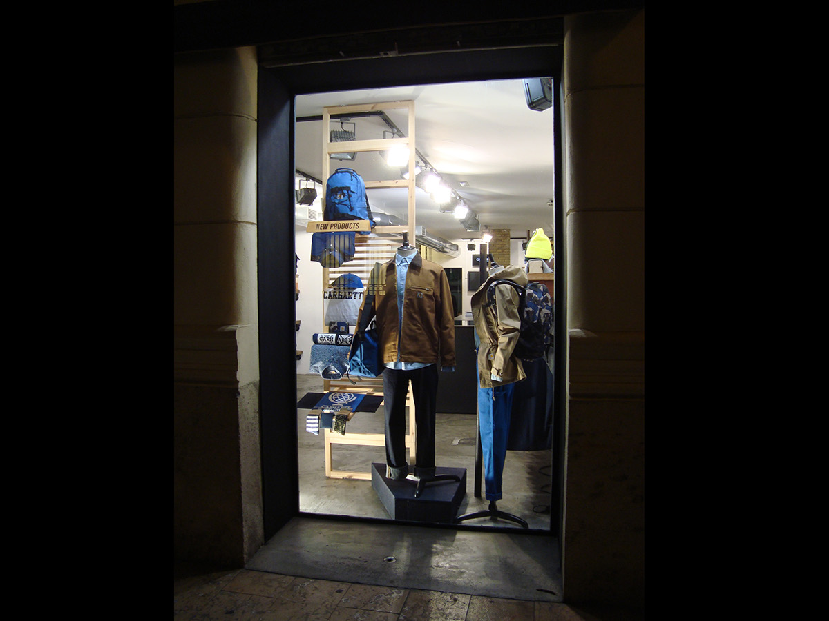 carhartt Visual Merchandising Window Display escaparate escaparatismo set up design valencia mannequin lifestyle