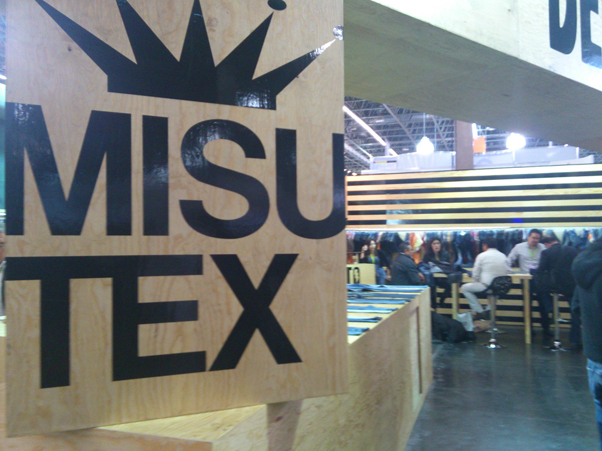 Misutex diseño Stand design Denim stripes wood