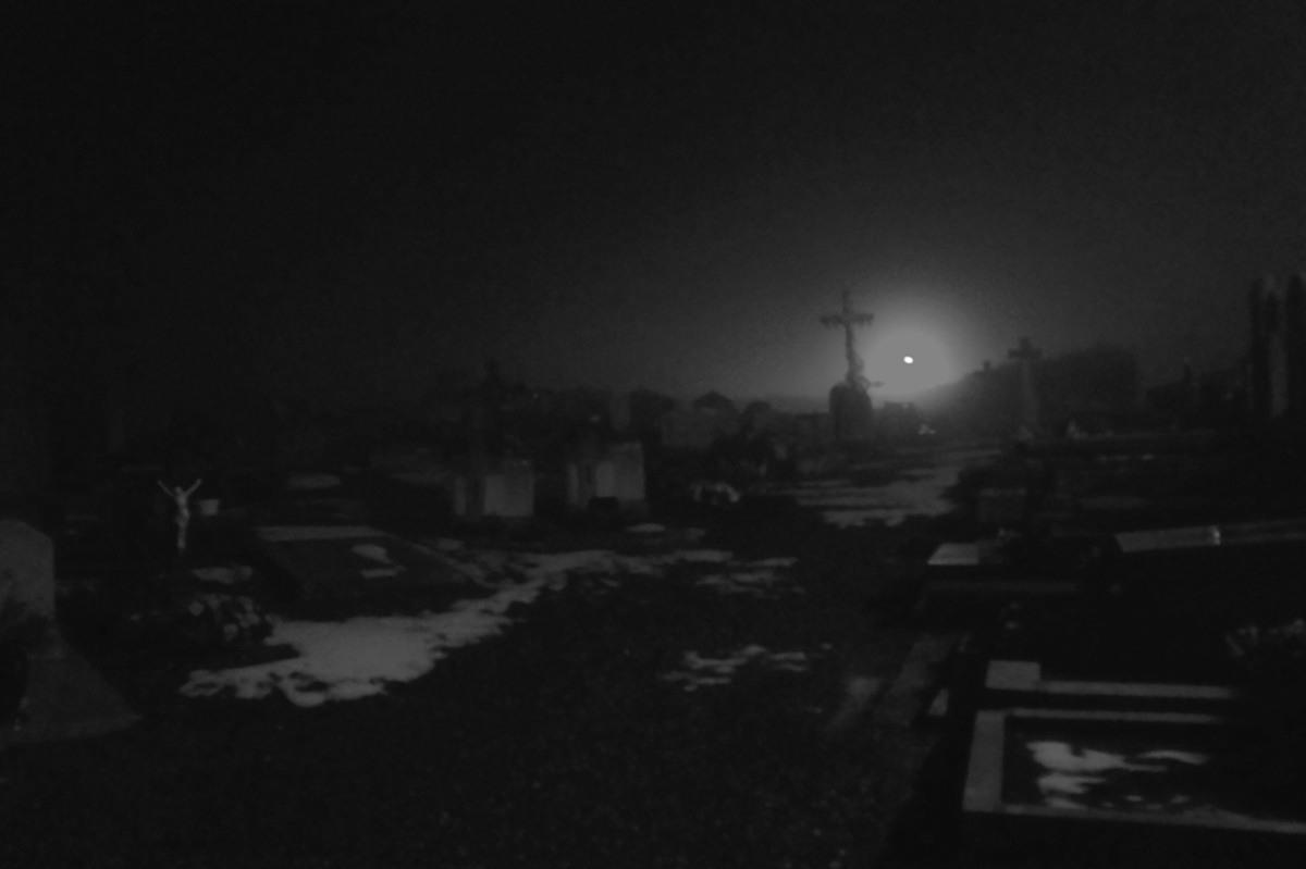 cimetière croix nuit N/B