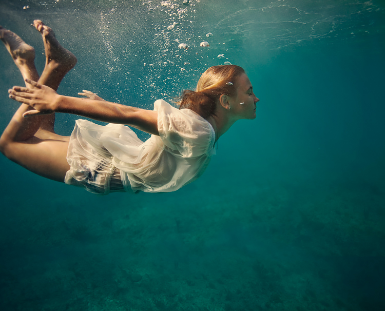 Adobe Portfolio underwater UNDERWATER PHOTOGRAPHY Bahamas splash jump Ocean Elena kalis bubbles