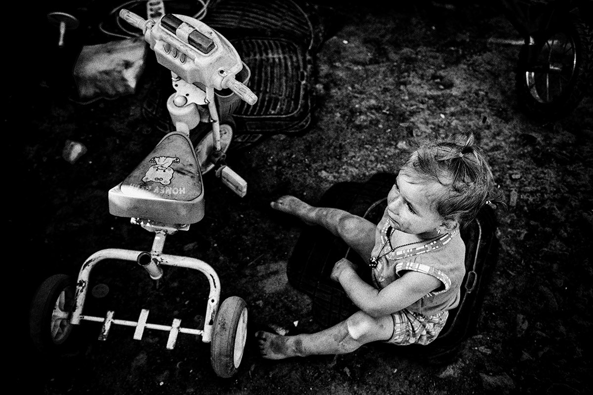 Photography  photo black and white kids kosovo journalism   reporter children crisis Thinking