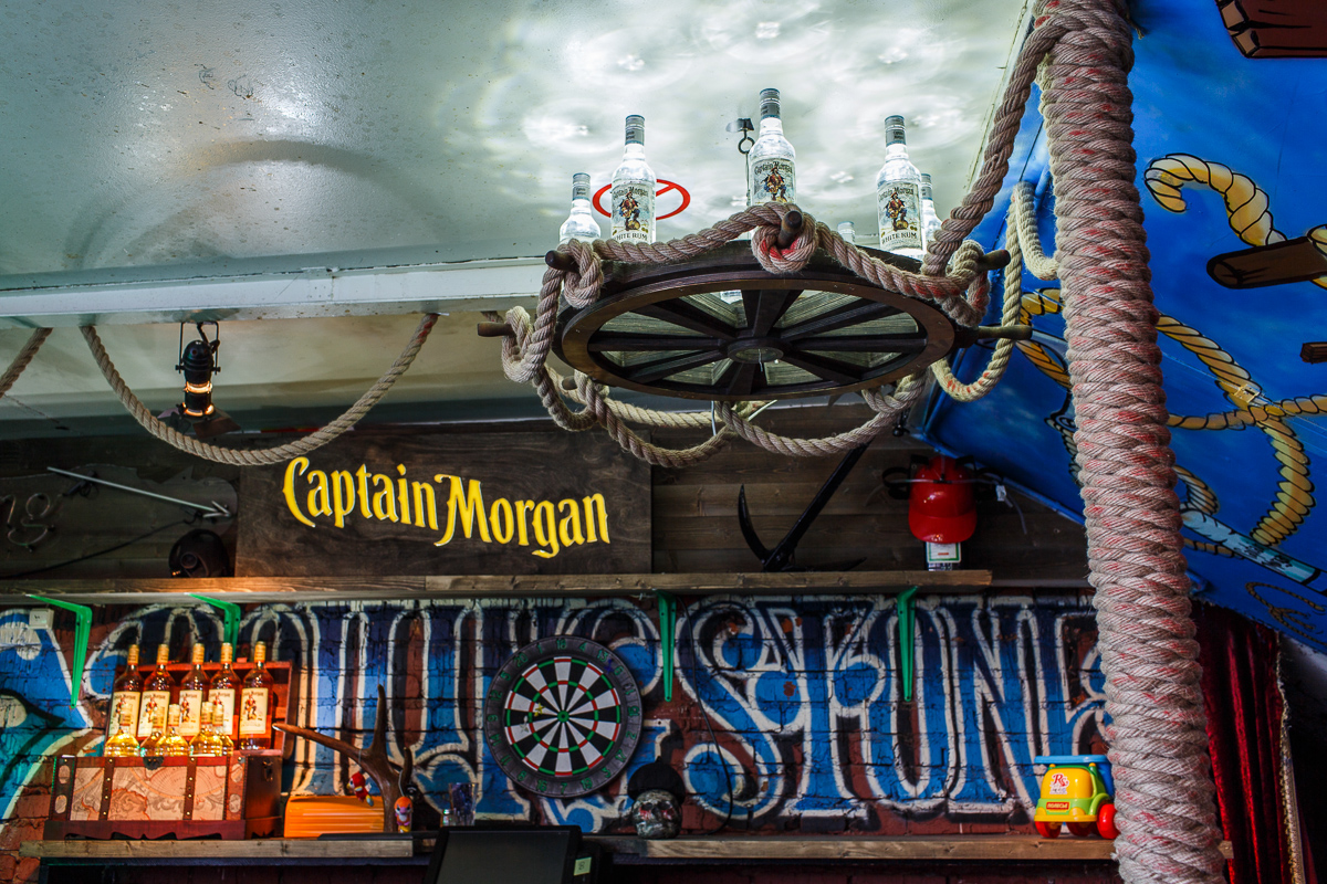 captain morgan Rum bar rock pirate neon