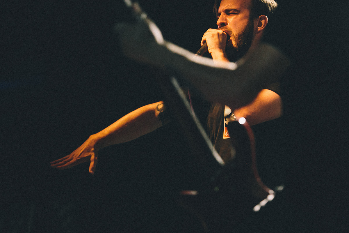 between the buried monuments music live photograpy reportage