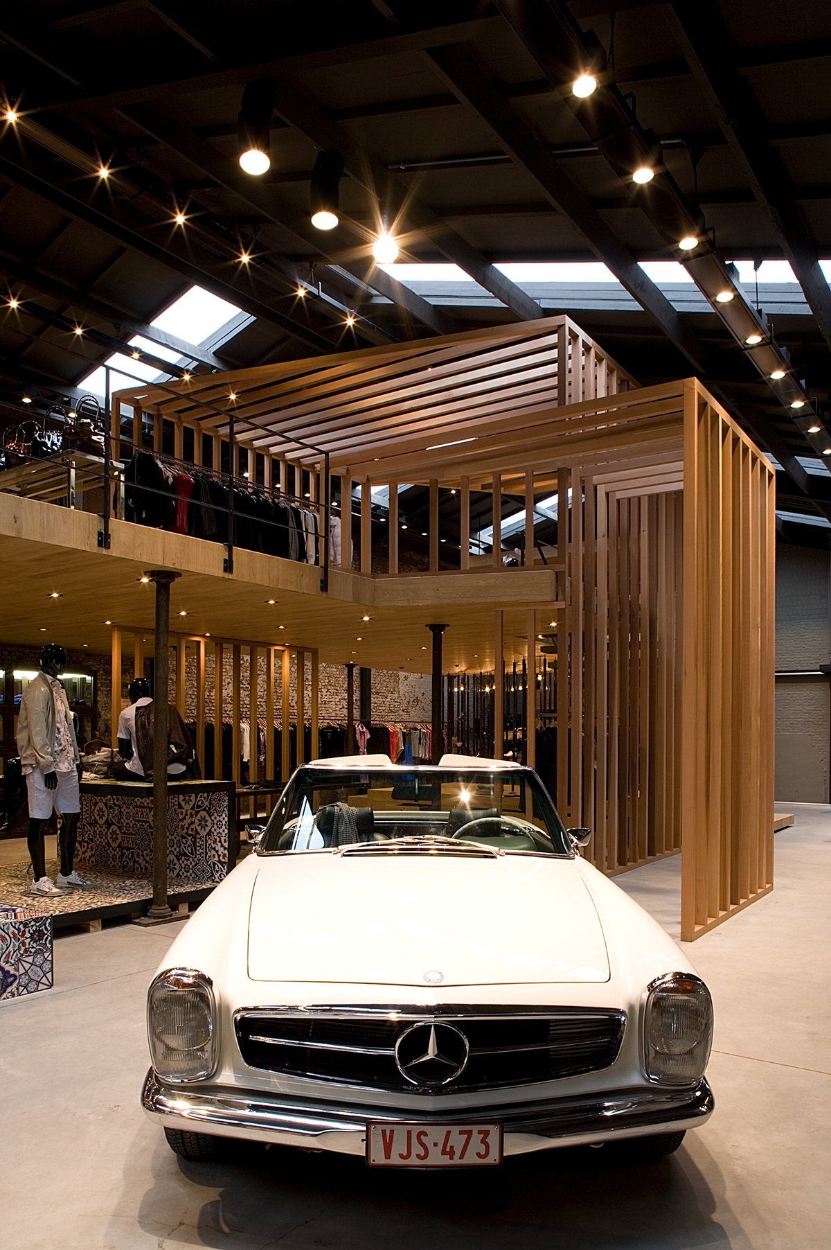 Retail Interior wood clothes trendy Tree  antwerp antwerpen modern mix materials brick natural