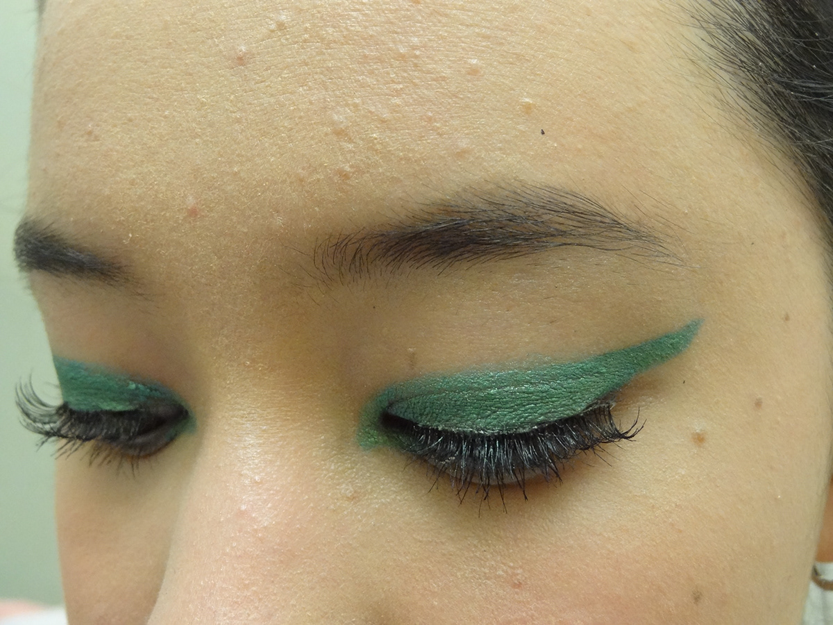 green eyeliner false lashes