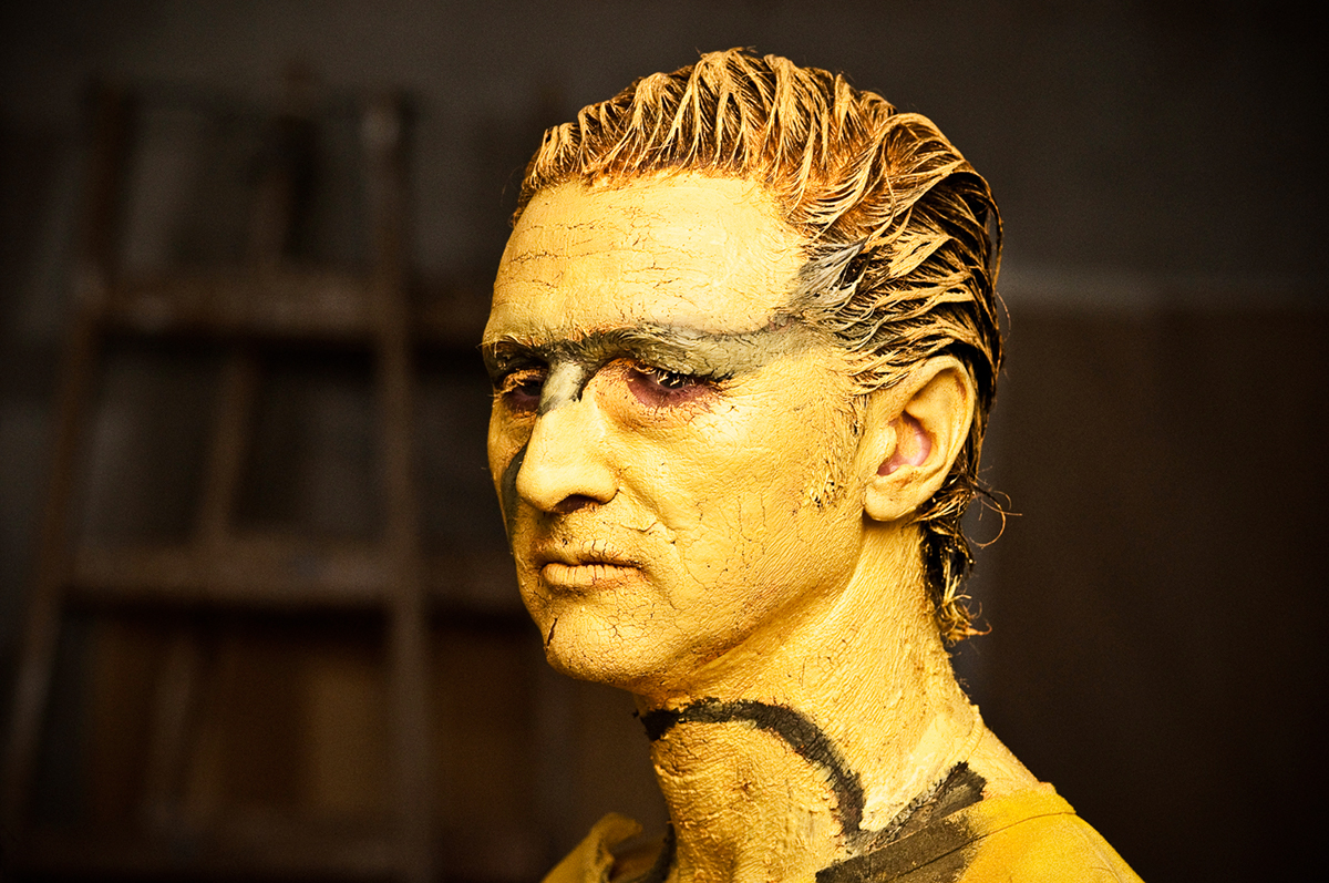 liu bolin PERFORMING Bienal Performance Bienal Performance 2015 bienal Performance yellow art artist paint brush actor actors museum characters