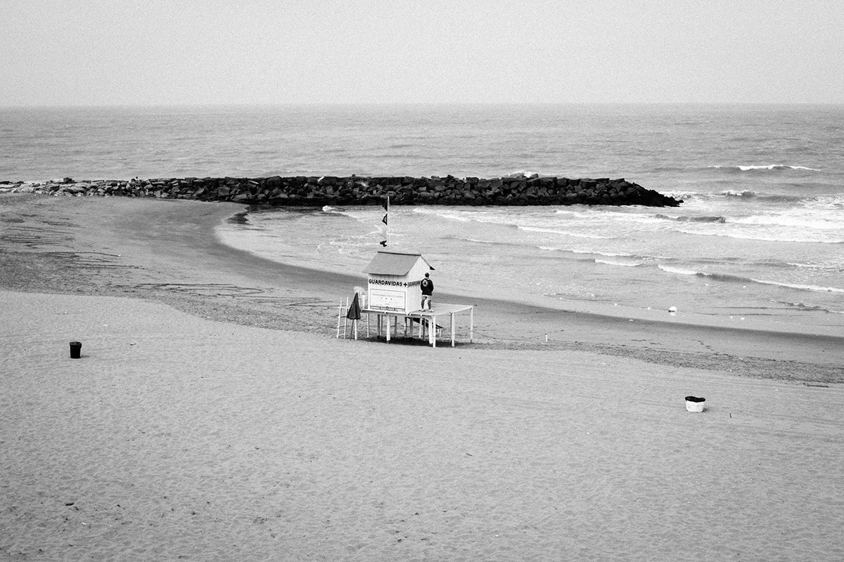 sea mar blanco y negro black & white sand beach sun umbrella sombrillas 