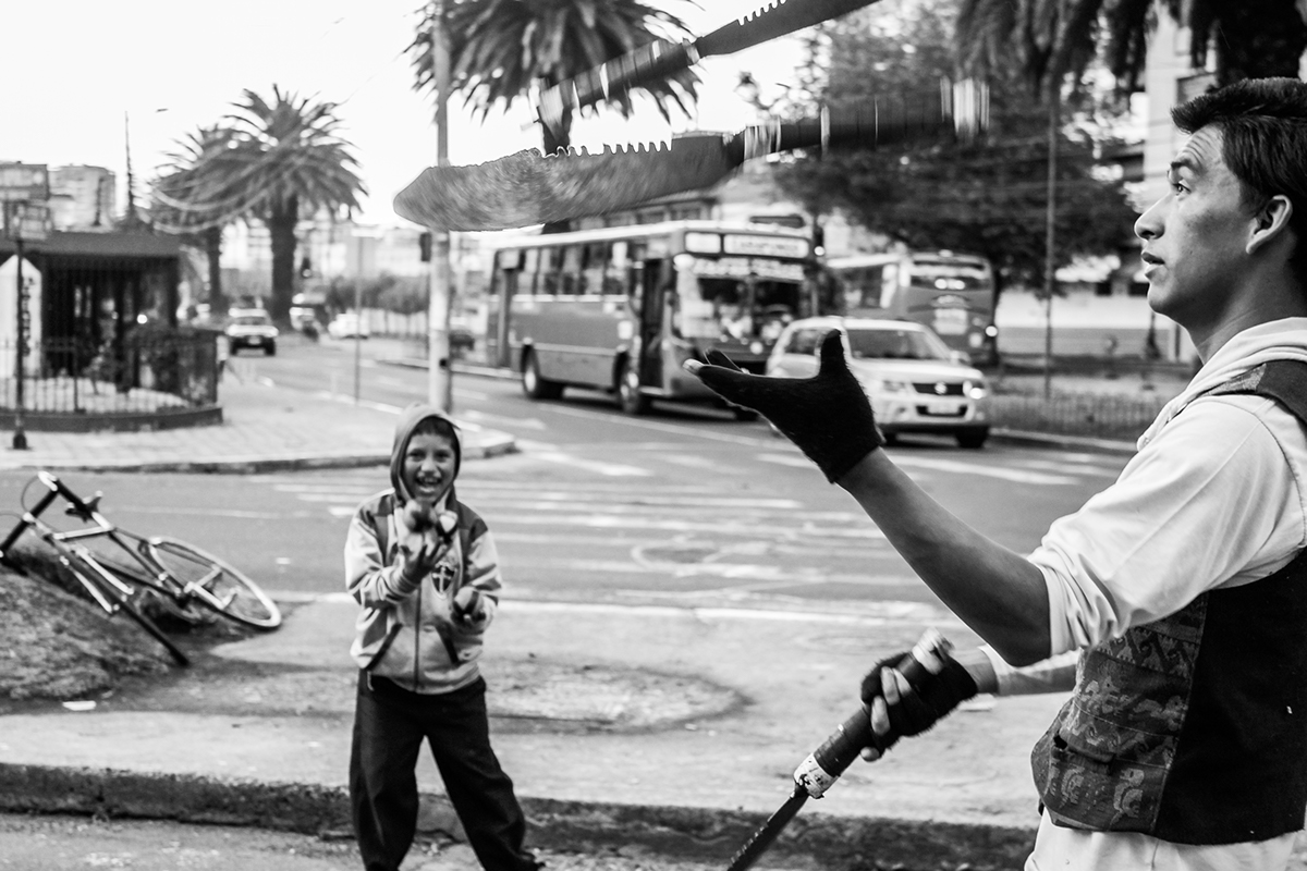 malavaristas circo quito nanegalito Ecuador juggle Calle fotografia nocturna latinoamerica errantes