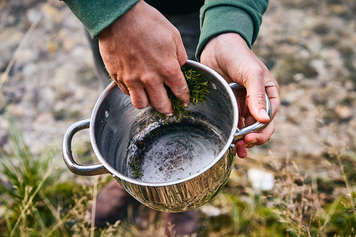 pot-hands-cleaning-natural-camping