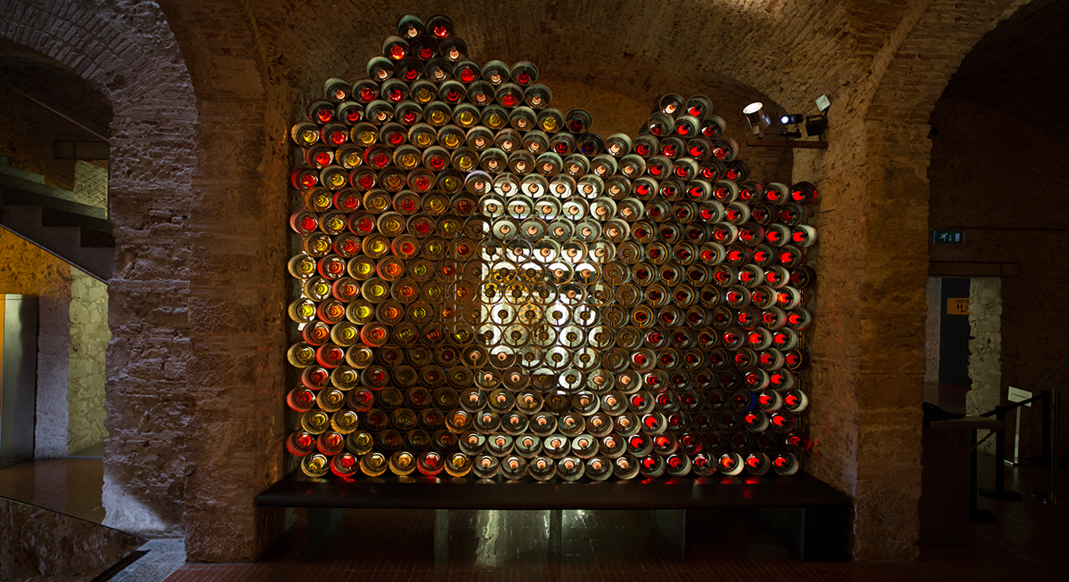 external reference restaurant Barcelona wine bottles Multimedia 