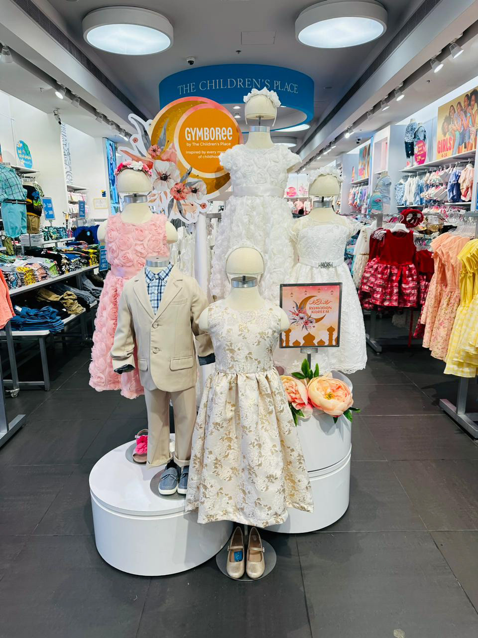 Visual Merchandising Window Display product styling brand launch gymboree Planogram Photography  Fashion  fashion styling the children's place