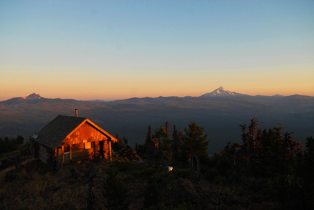 climbing Smith Rock Oregon hiking Backpacking Sunrise lookout