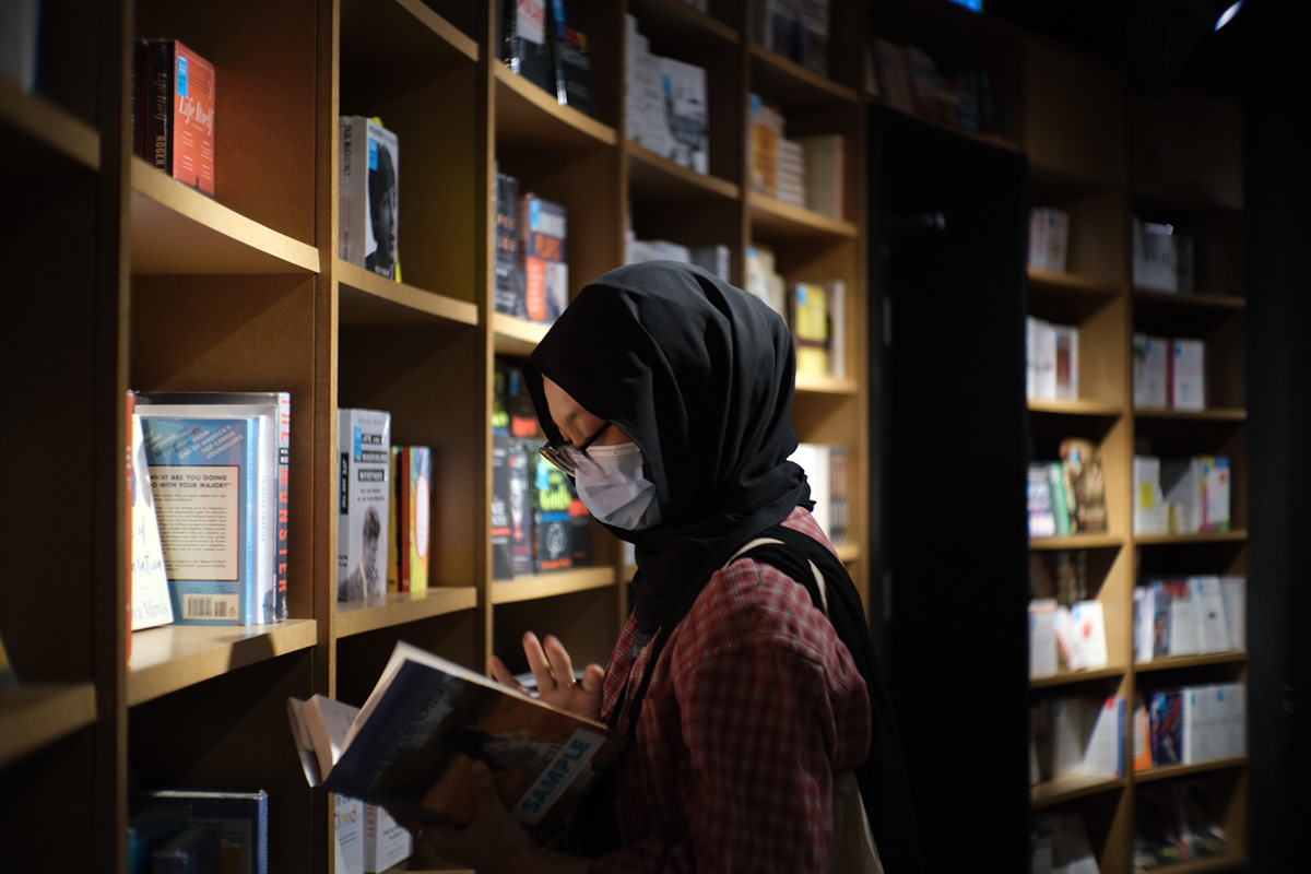 bibliophile books BookXcess Fashion  malaysia muslimah Photography  Reading setia alam sooc