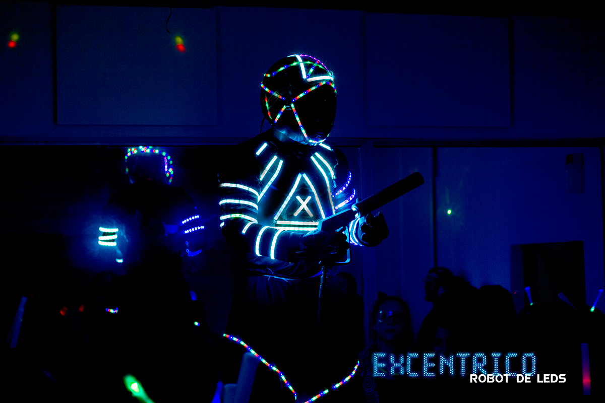 robot leds excêntrico excentric Circus zancos Juan Eguiguren