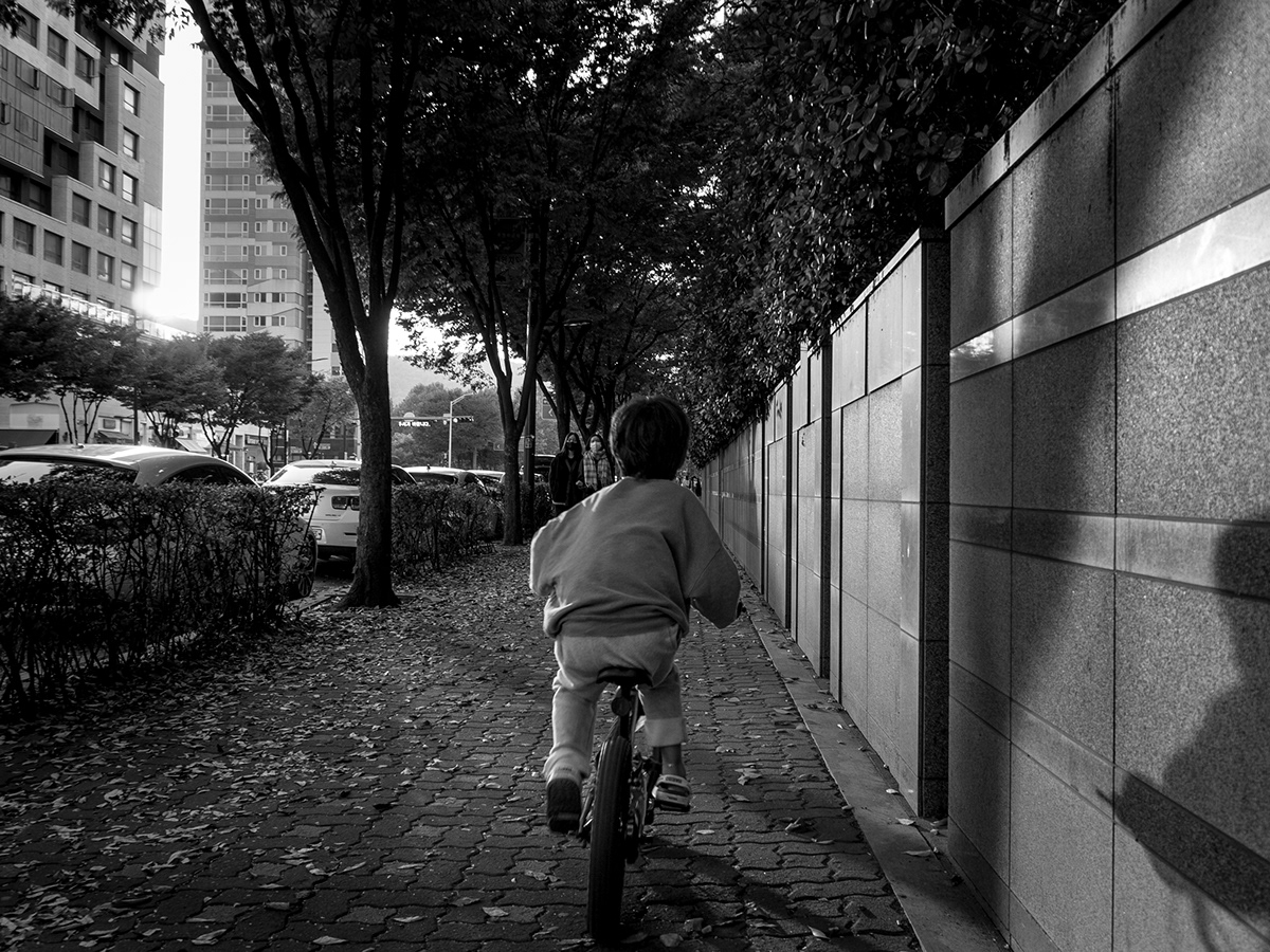 black and white BW photography people photographer photoshoot portrait street photography urban photography backview daily photography