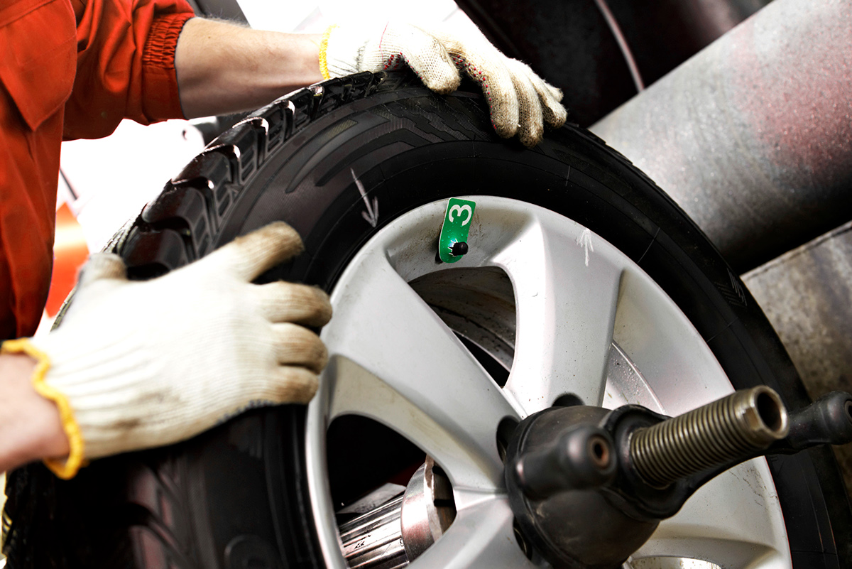 pneus tires tyre wheel car carro Automóvel undercar automobile Vehicle balanceamento alinhamento marca brand