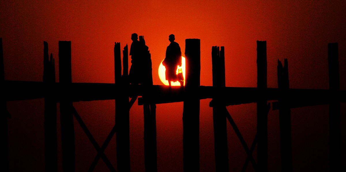 myanmar burma river sunset travel destination bridge brücke Mönche Teakholz wooden