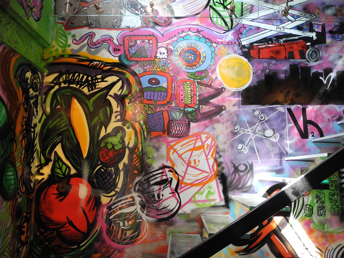 Mural colorful mascotas graffitti ilustracion interiores vidrio minerva