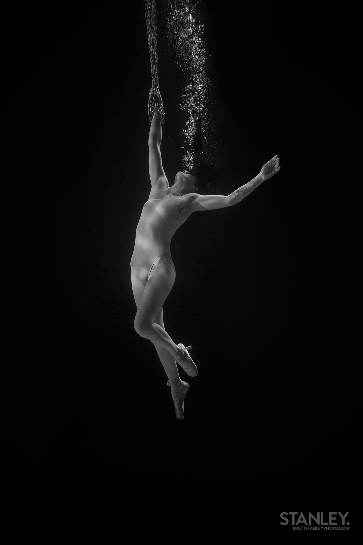 underwater aerials chains bubbles water Circus
