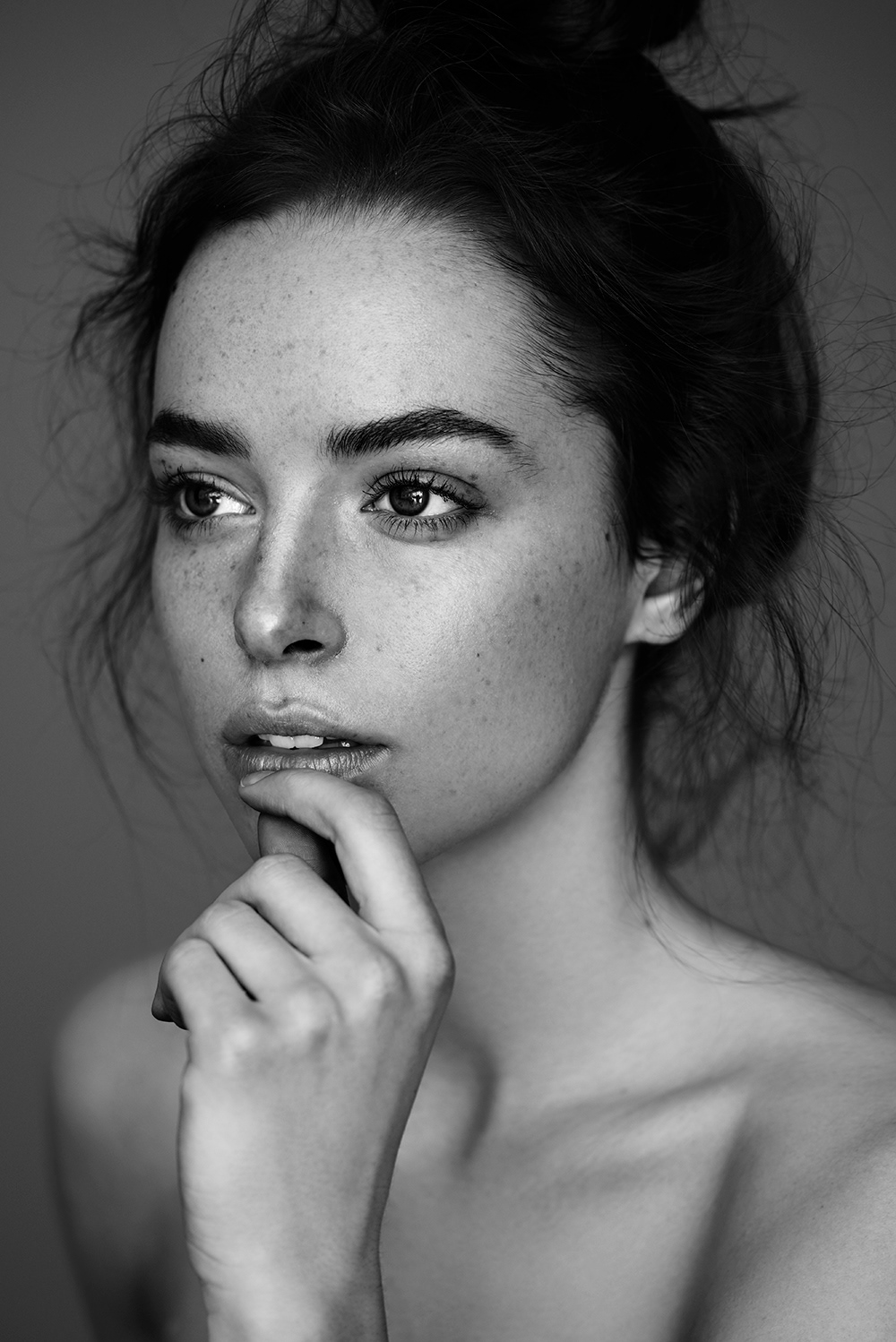 portrait black and white no make up beauty freckles Polish Model anna dyszkiewicz simple