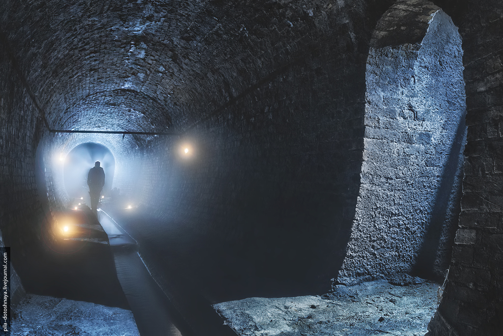 Underground system. Подземная река Клов Киев. Подземные ручьи Киева. Огромный подземный коллектор. Туманный тоннель книга.