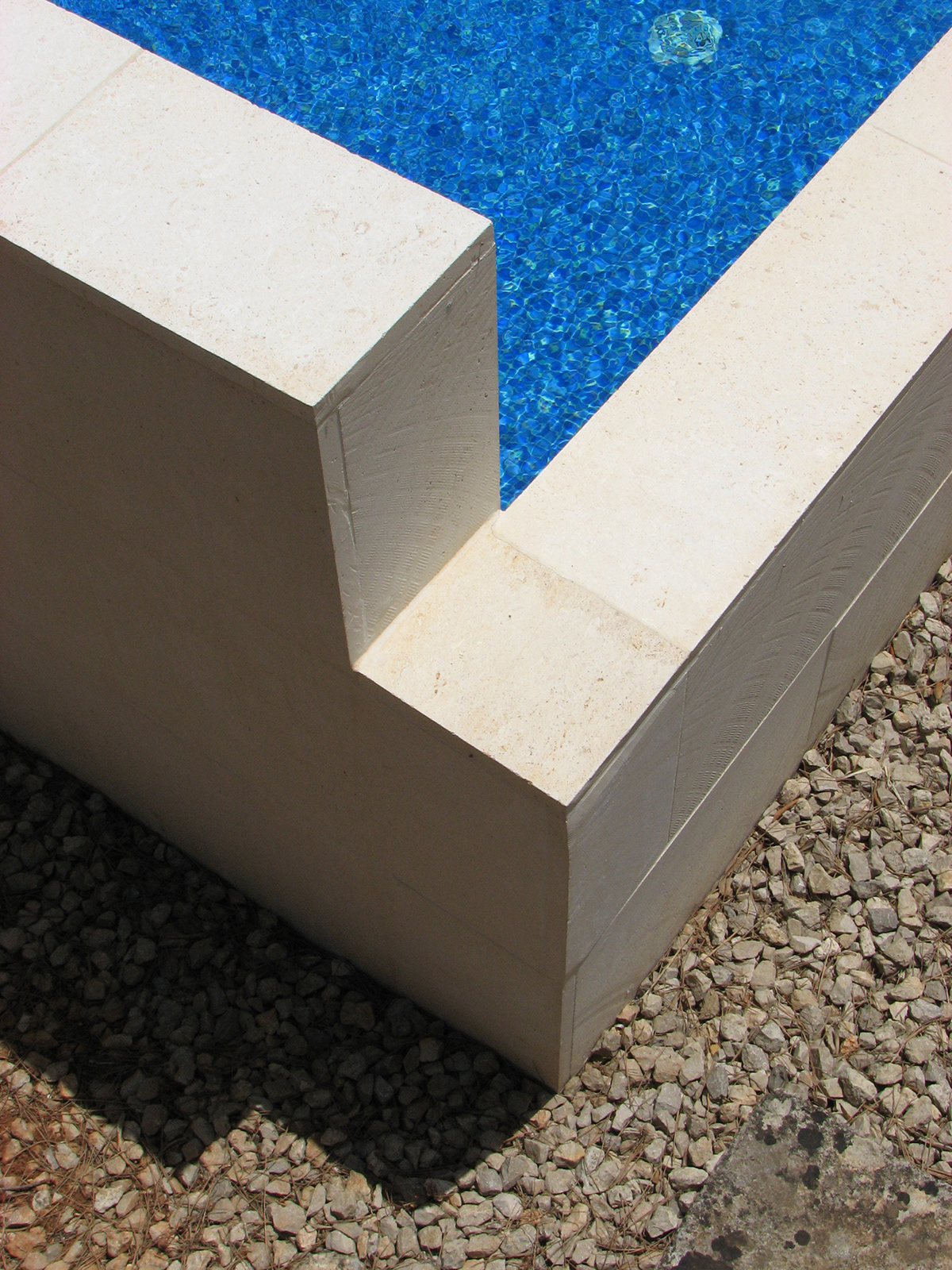 swimmnig pool rectangular White blue wall LLuis C.Catchot Menorca