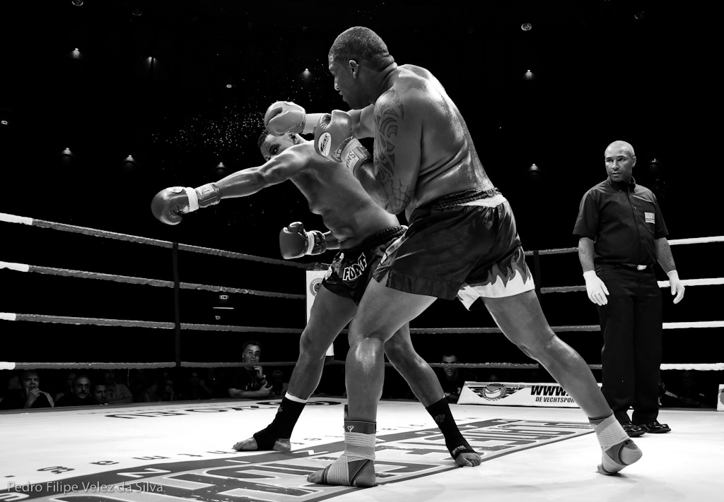 photo fighting fighters sports kickboxing kick Boxing Boxe foto Fotografia black White peterintheb0x peter velez
