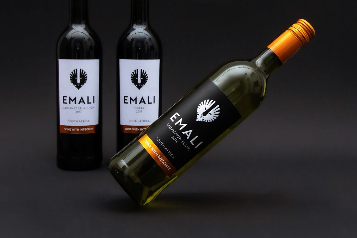 wine Label africa austria lion eagle black and white minimalistic negative space logo