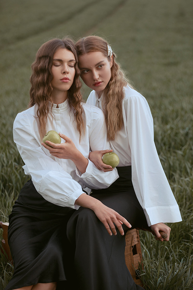 Lofficiel fashionstory Amish styling  Minimalism twomodels twogirls hautecouture Fashion  blackandwhite