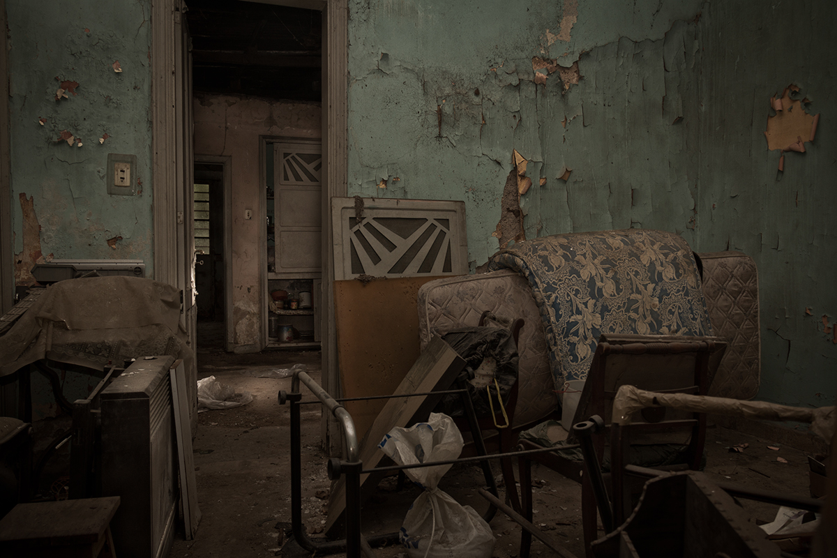 Adobe Portfolio Canon house decay surrender Abandonment ghost maison alone light