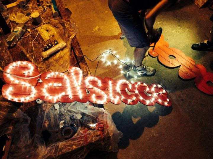 Piovono salsicce villastellone festival insegna manufatto wood friends lights party cartellone handcraft sign