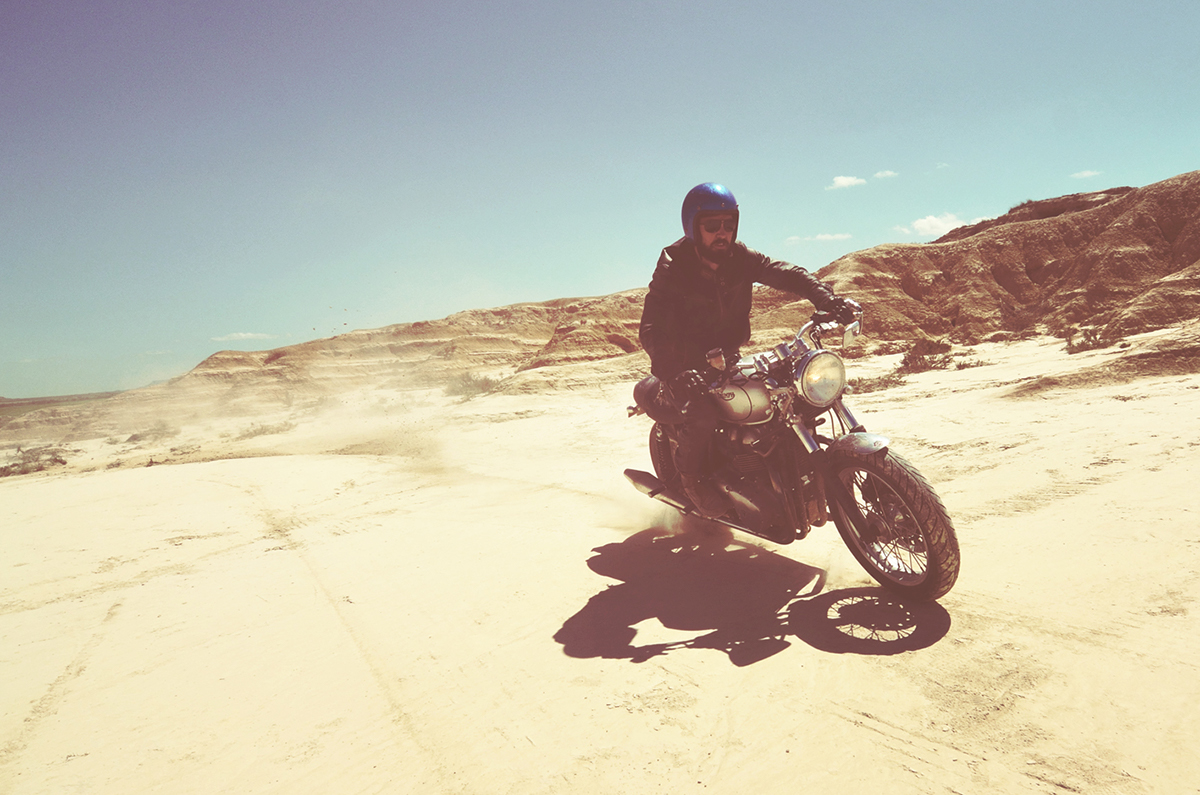 bardenas Bike motorcycle spain desert vintage triumph couple teeshirt kreatica dit cheyenne