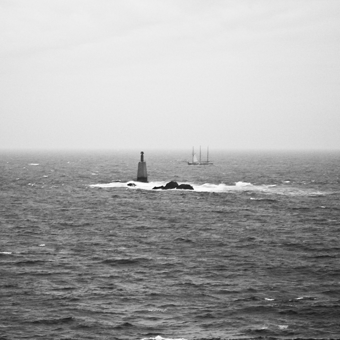 sea mer Ocean boat bateau wave vague SKY ciel bretagne brittany n&b b&w black and white noir et blanc square carré