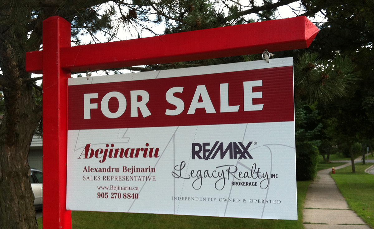 real-estate agent Alexandru Bejinariu elegant Playful professional business card for sale sign email signature real estate Remax
