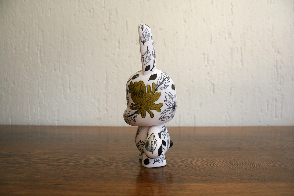 vinyl toy Trikky Munny black and white linework Flowers leaves foliage