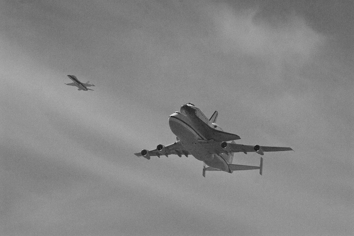 endeavour  nasa black-and-white b&w space shuttle