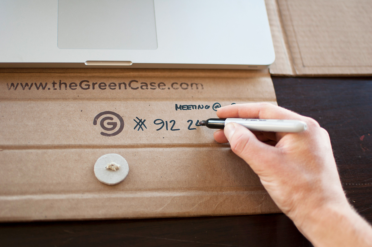Laptop laptop case Sustainability green Kickstarter apple macbook pro mac case sleeve workstation Productivity SCAD leather