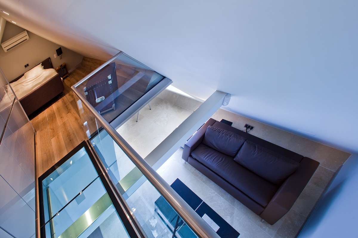 Minimalistic interior chique high-end Glass stairs