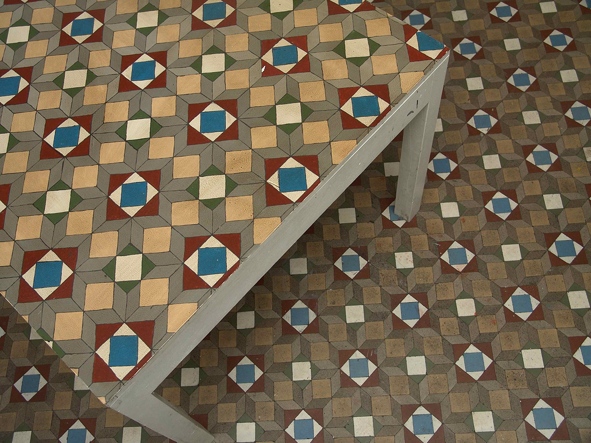installation Geometrical hidraulic tile tile Flowers cross table