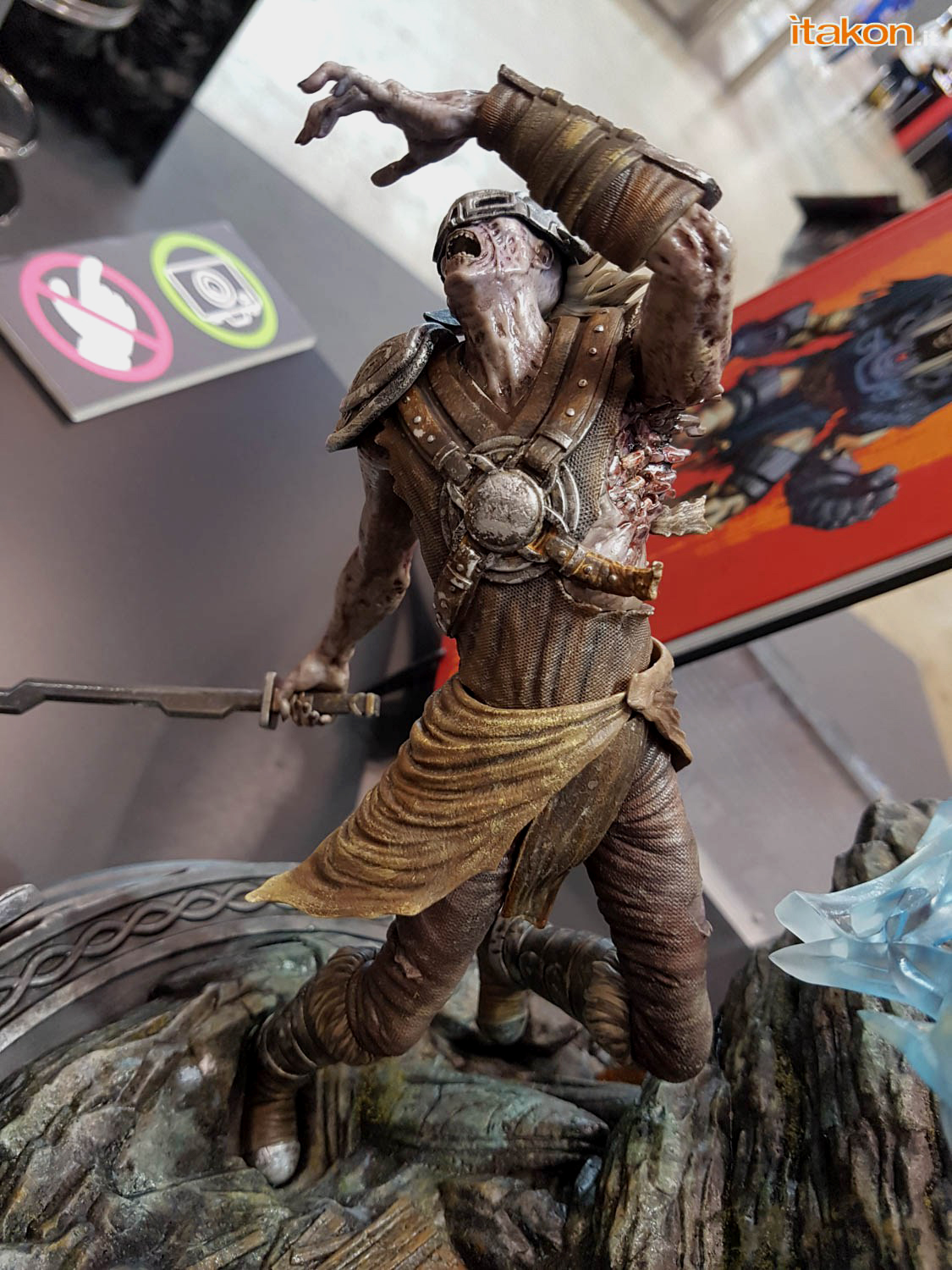 Thor ragnarok comic statue