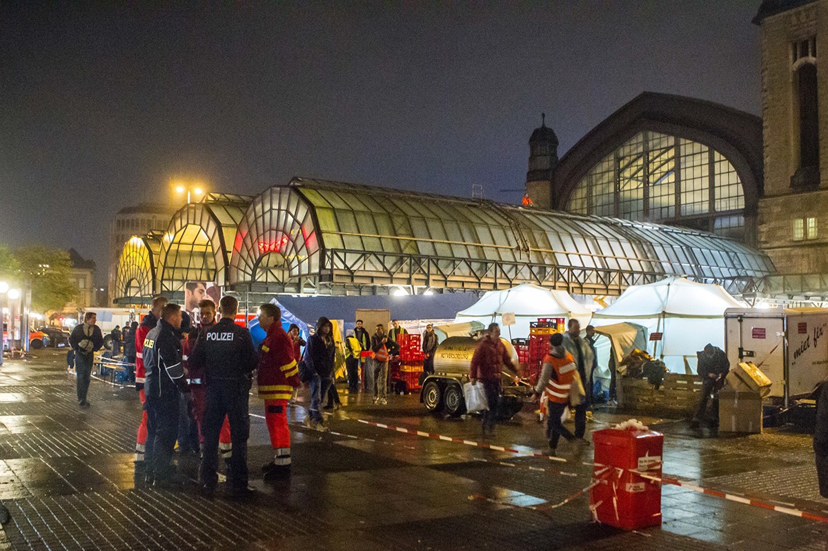 Hauptbahnhof hamburg Flüchtlinge Asylanten Feuerwehr Erkrankung Rettungsdienst St.Georg Deutschland polizei
