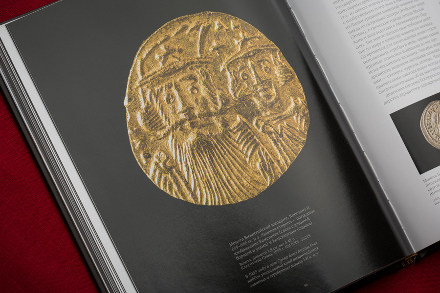 gold book editorial Ancient museum Album hictorical archeology