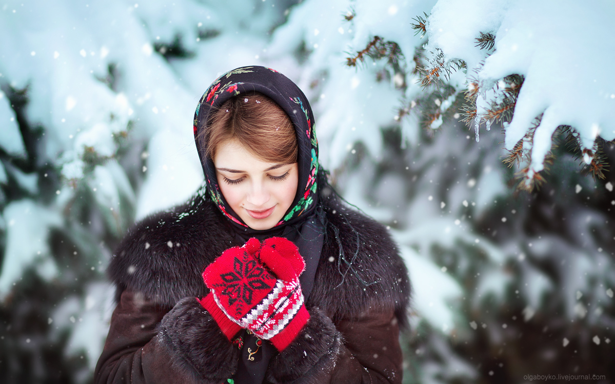 Winter up. Девушка в шубе и платке. Фотосессия в лесу зимой в платке. Зимняя фотосессия в платках девушки. Зима девушка в платке.