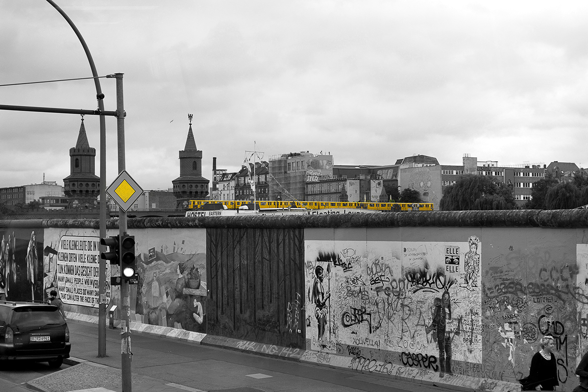 berlin street photography travel photography yellow & gray Potsdamer Platz alexanderplatz creutzburg