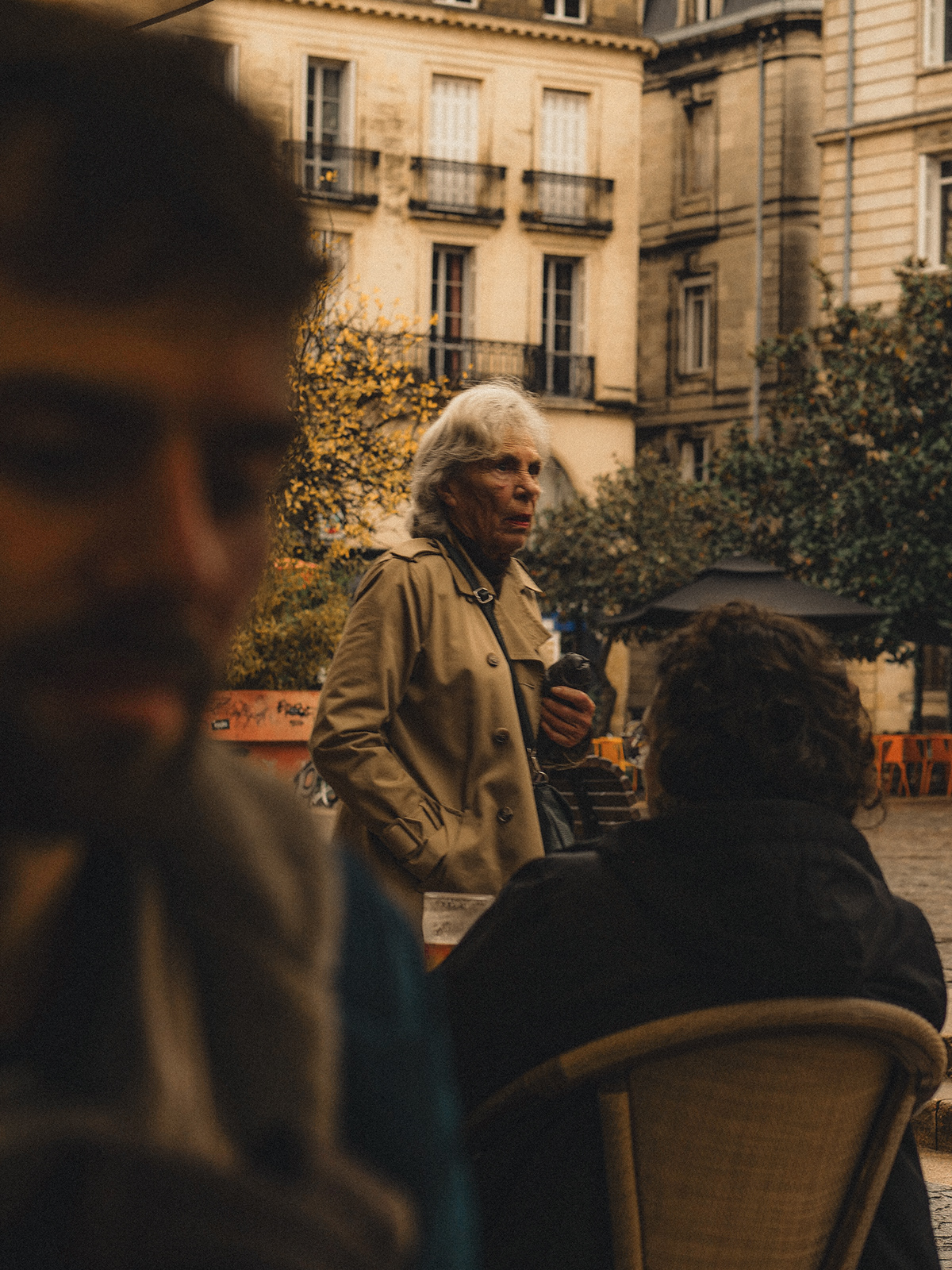 Photographie de rue représentant une dame âgée qui semble étonnée de la situation. 