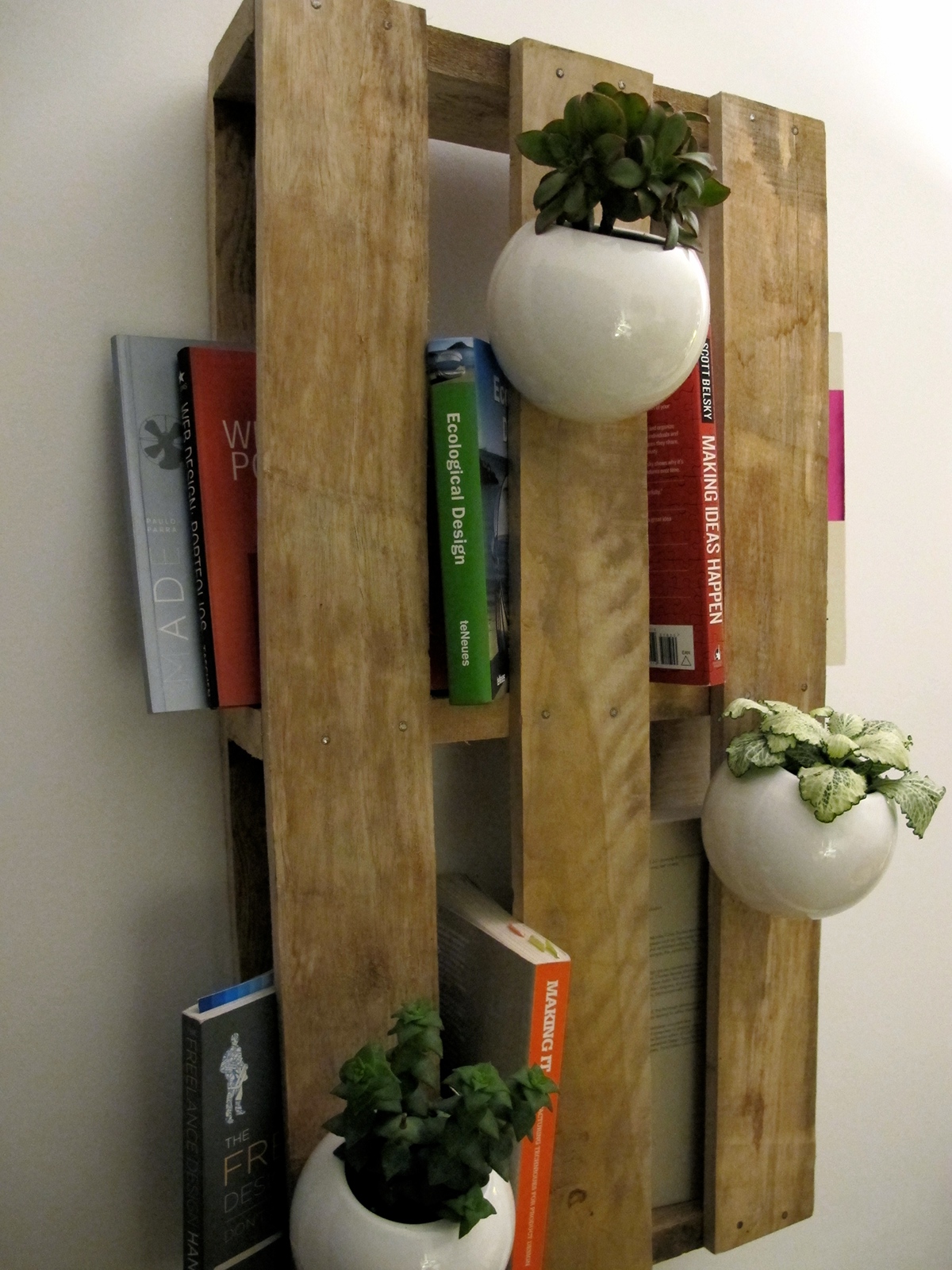 Pallette bookshelf hack design