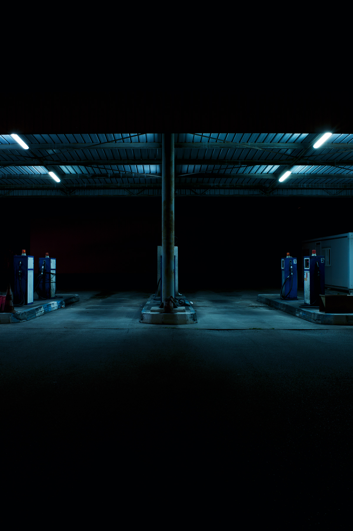 petrol STATION night dark scream movie light