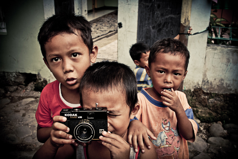 portrait Canon eos 40d java indonesia kid kids child childern kodak old camera analog bartolomeo koczenasz bartsmiles traveller ramadan Travel Travelling cimaja Ocean
