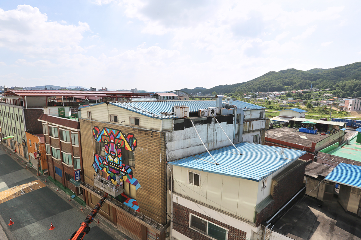 stencil bear Korea dongducheon