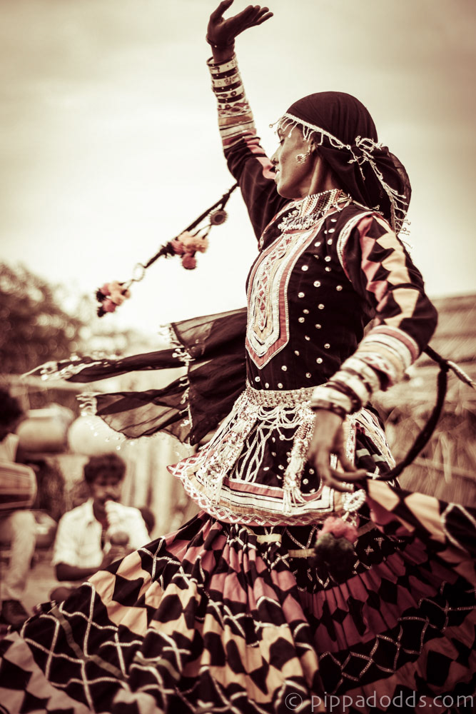gypsy DANCE   desert Rajasthan India tradition costume dress women children nomad culture snakecharmer snake